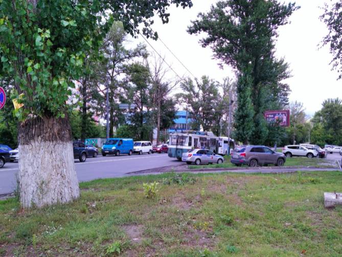 В Брянске на Авиационной столкнулись автобус и троллейбус