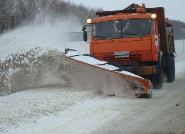На брянские трассы на борьбу со снегом вышли 37 машин