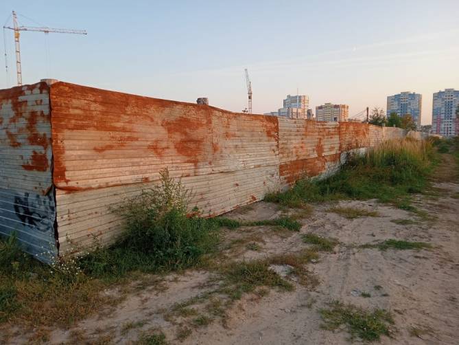 В Брянске перегородили забором планируемый сквер в Старом Аэропорту