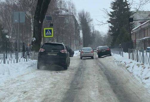 В Брянске автохам перегородил пешеходный переход у гимназии №7