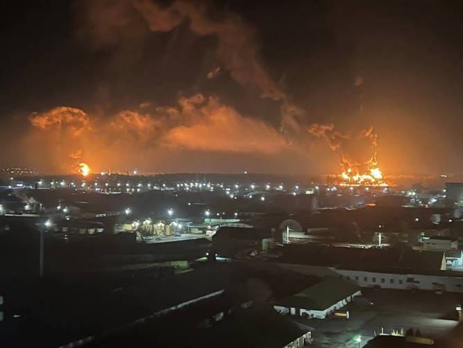 В Брянске локализовали крупный пожар на нефтебазе «Дружба»