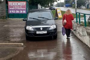 В Новозыбкове автохам на Renault перегородил тротуар