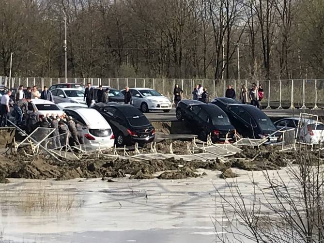 В Брянске паводок поглотил новые машины дилерского центра «БН Моторс»