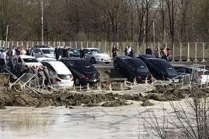 В Брянске паводок поглотил новые машины дилерского центра «БН Моторс»