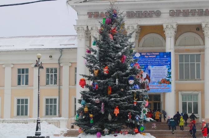 В Брянске возле ТЮЗа установят новогоднюю ёлку