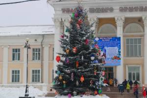 В Брянске возле ТЮЗа установят новогоднюю ёлку