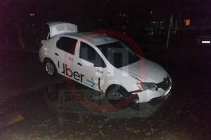 В Брянске такси Uber влетело в гигантскую яму