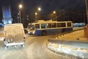В Брянске «занесло» троллейбус около железнодорожного вокзала