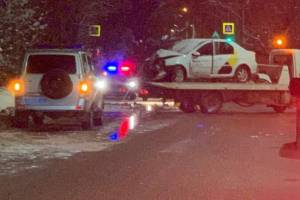 В Брянске в ДТП погиб пассажир Renault с эмблемой такси «Яндекс»