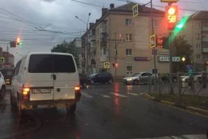 В Брянске водитель «бусика» наглым маневром обидел автомобилистов