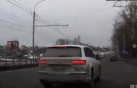 В Брянске мститель наказал лихача на автомобиле Audi Q7