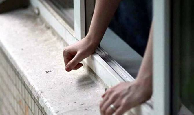 В Новозыбкове 33-летняя москвичка выпала из окна многоэтажки