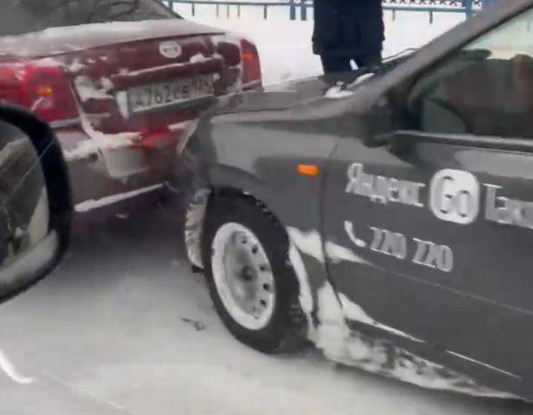 Автомобиль такси «Яндекс.Go» попал в ДТП на улице Никитина в Брянске