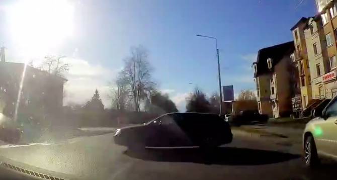 В Брянске на улице Пересвета сняли на видео наглого лихача
