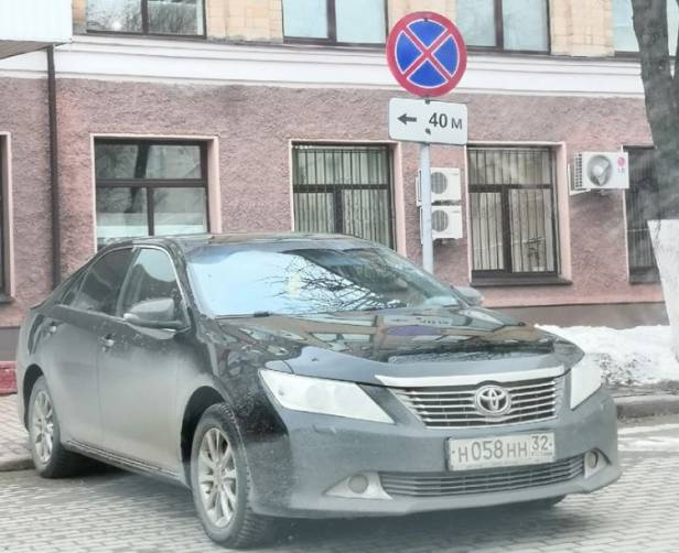 В Брянске чиновник на Toyota Camry устроил «блатную» парковку