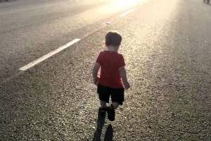 В брянском селе 5-летний мальчик выбежал на дорогу и попал под машину