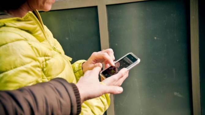 В Погарском районе работница школы украла телефон Samsung