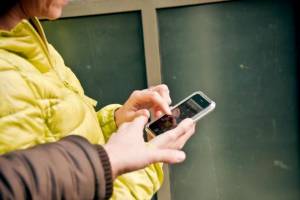 В Погарском районе работница школы украла телефон Samsung