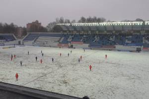 В Брянске начался футбольный матч на скользком поле стадиона «Динамо»