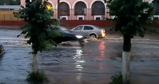 В Брянске после дождя ушла под воду дорога у Бежицкого рынка