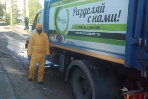 В Брянске водителей мусоровозов обеспечили противочумными костюмами