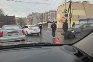 В Брянске на переходе у «Командора» столкнулись два автомобиля