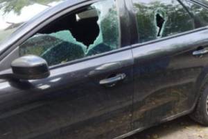 В Брянске человек с молотком разбил припаркованный Ford