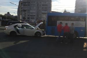 В Брянске возле «Линии» легковушка въехала сзади в автобус