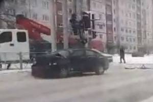 В Брянске сняли на видео разбившуюся на улице Бурова иномарку
