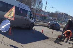В Фокинском районе Брянска дорожники создали затор на путепроводе