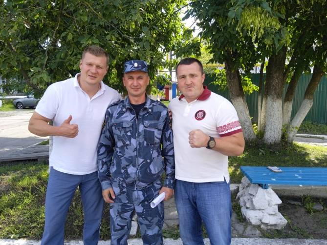Чемпионы мира по боксу Лебедев и Поветкин оказались в брянской колонии