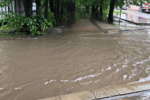 В Брянске ушел под воду «самый мокрый» тротуар