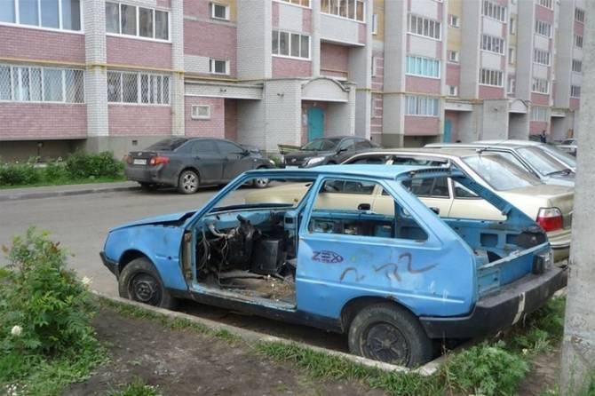 В Брянске запретили хранить брошенные автомобили на придомовых территориях