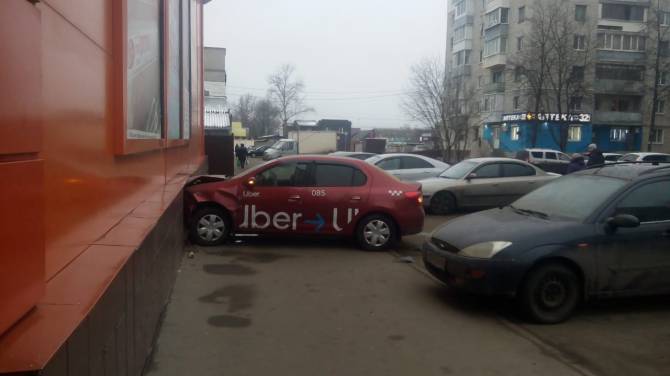 В Брянске торговый центр протаранила пьяная таксистка