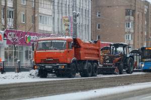 В Брянске коммунальная техника вышла на борьбу с снегопадом
