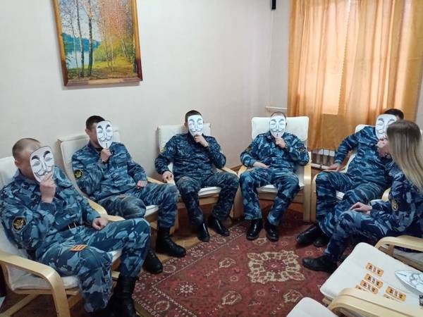 В брянской колонии для сотрудников проводят маскотерапию