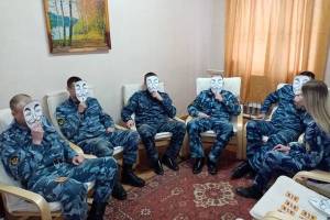 В брянской колонии для сотрудников проводят маскотерапию