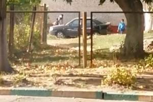 В Клинцах сняли на видео скачки детей на припаркованном авто