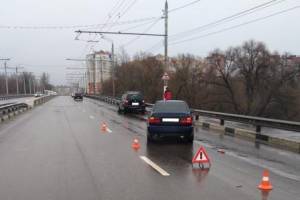 В Брянске 22-летний водитель Volkswagen врезался в Skoda и покалечил мужчину