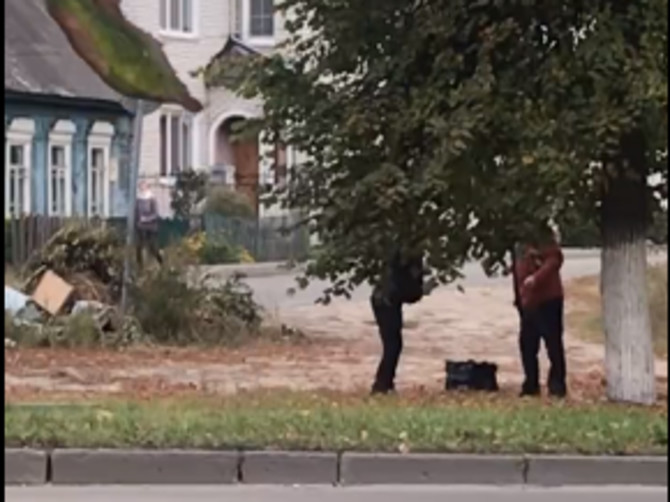 В Брянске сняли на видео драку мужчин возле школы