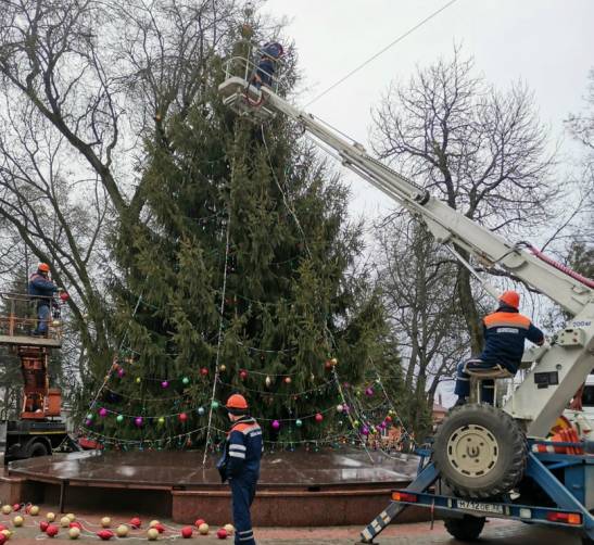 В Брянске главную городскую елку украсили новогодними шарами
