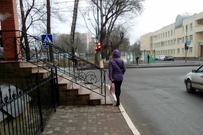 В Брянске кафе «захватило» тротуар на улице Дзержинского