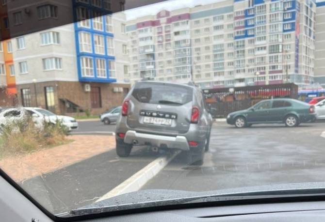 В Брянске автохам перекрыл тротуар на улице Горбатова