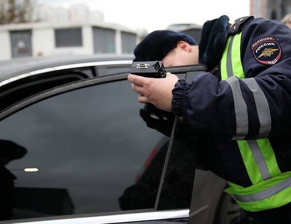 В Клинцах любитель тонировки из Азербайджана пытался подкупить гаишника