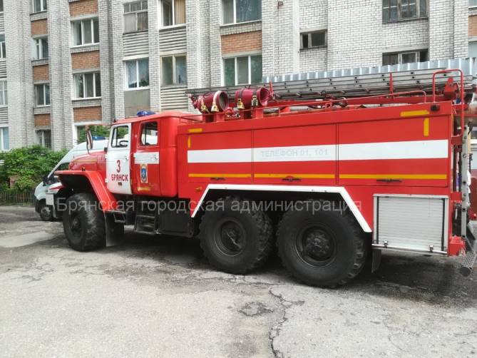 В Брянске при пожаре в многоэтажке 74-летняя женщина отравилась угарным газом