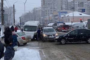В Брянске на автовокзале столкнулись маршрутка №5 и легковушка