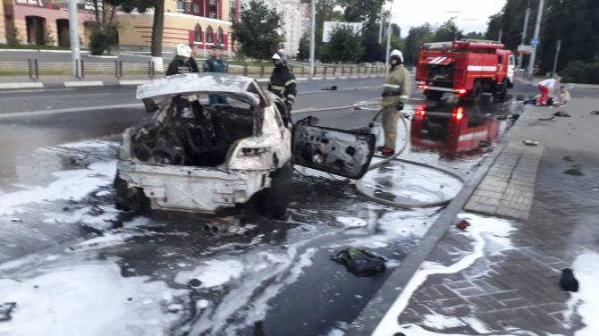 В страшном ДТП на Кургане Бессмертия в Брянске пострадали два водителя