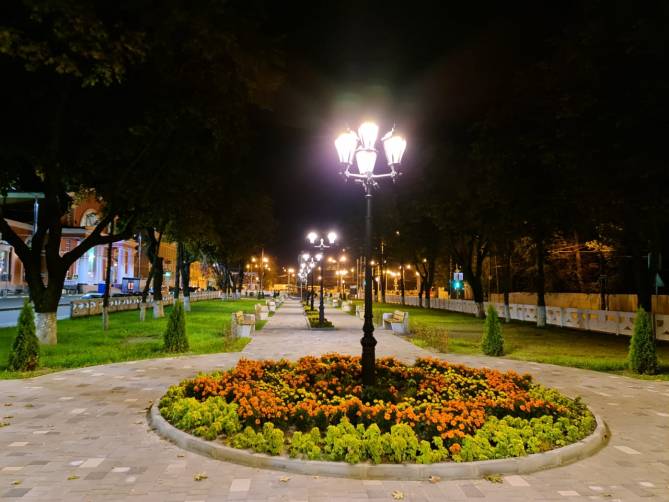 В Брянске впервые осветили сквер возле вокзала