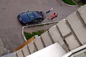 Женщина в красном избила двух ругавшихся во дворе мужчин в Брянске