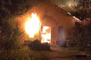 В Брянске возле Мясокомбината сгорело заброшенное здание